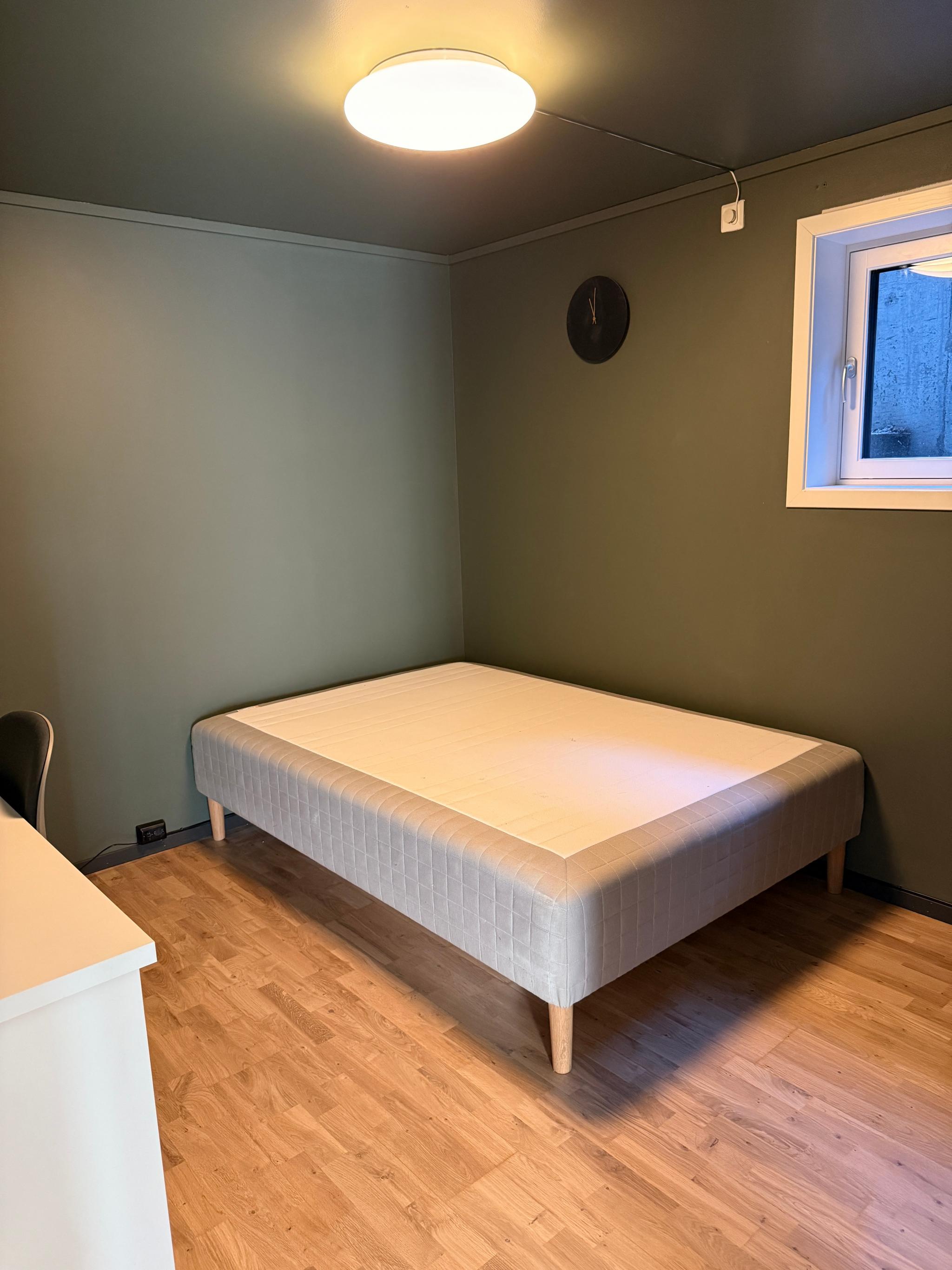 Soverom. Seng og skrivebord inkluderes om ønskelig.